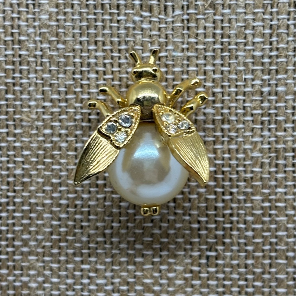 Vintage Bee Brooch – Goldtone Faux Pearl Crystal Insect Pin – with movable wings - Picture 6 of 8